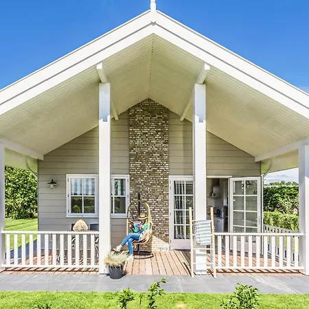 2 Bedroom Front In *